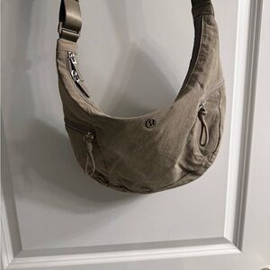 lululemon athletica slouchy sling bag 6L olive green/gray